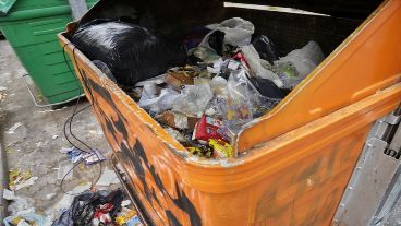 Un container de residuos de separación en Viamonte y Moreno, casi rebalsado y con basura alrededor.