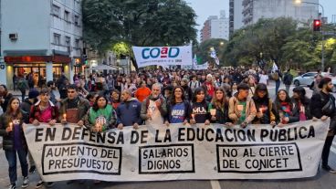 La marcha por Pellegrini contó con la presencia de referentes de gremios de estatales y organizaciones sociales.