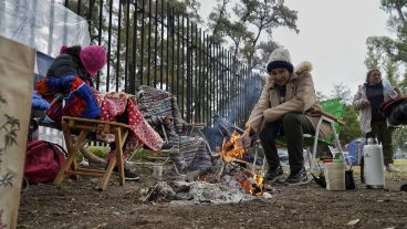 Los seguidores de Leda hicieron una fogata para aguantar el frío intenso.