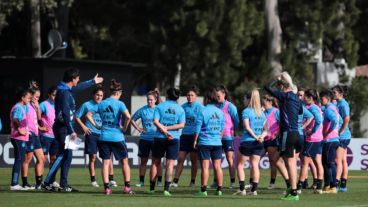 El plantel de la selección femenina de fútbol.