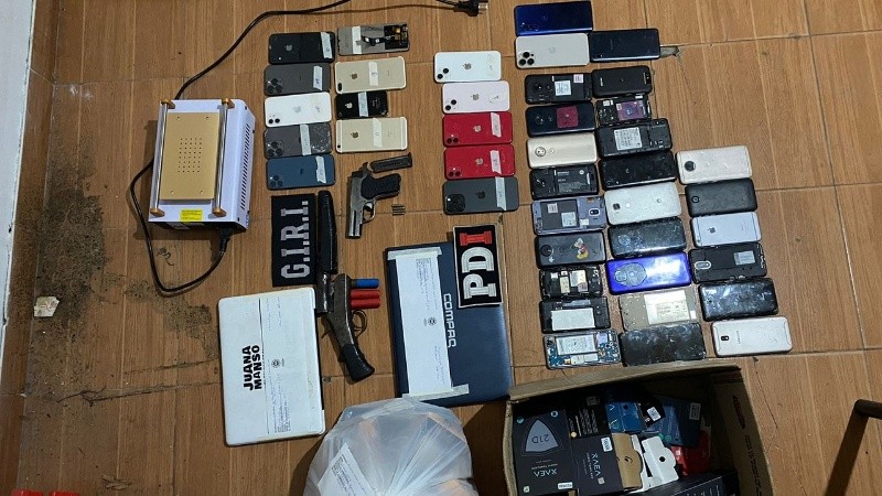 Los teléfonos robados y las armas que fueron incautadas.