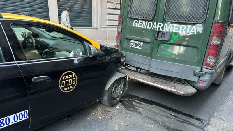 Tanto el taxi como la unidad de traslado de Gendarmería permanecen sobre el carril exclusivo.