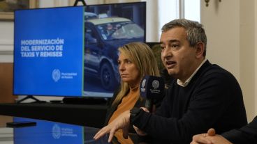 El intendente Pablo Javkin y la concejala María Eugenia Schmuck en la presentación.