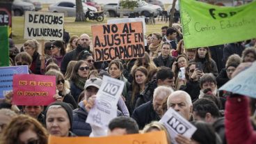 Trabajadores, familiares y usuarios reclamaron "basta de ajuste en discapacidad".