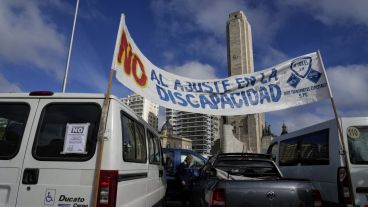 Trabajadores, familiares y usuarios reclamaron "basta de ajuste en discapacidad".