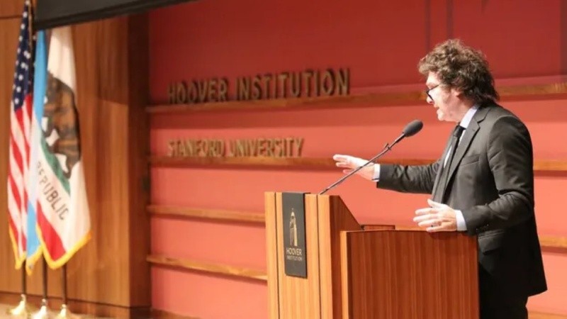 Javier Milei habló en la universidad Stanford de EEUU y generó  polémica por la frase sobre el hambre.
