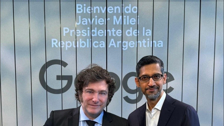 Javier Milei fue recibido por el CEO de Google: qué regalo especial recibió