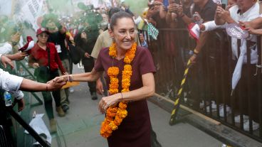 Sheinbaum saluda a simpatizantes durante su cierre de campaña en el Zócalo de la Ciudad de México.