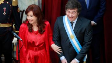 La buena onda entre Cristina y Milei duró apenas un rato el día de la asunción presidencial.