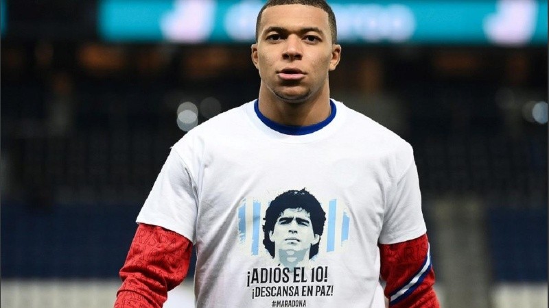 Mbappé con una remera en homenaje a Maradona tras la muerte del argentino.