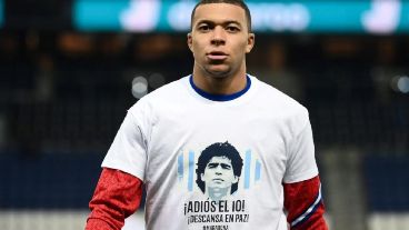 Mbappé con una remera en homenaje a Maradona tras la muerte del argentino.