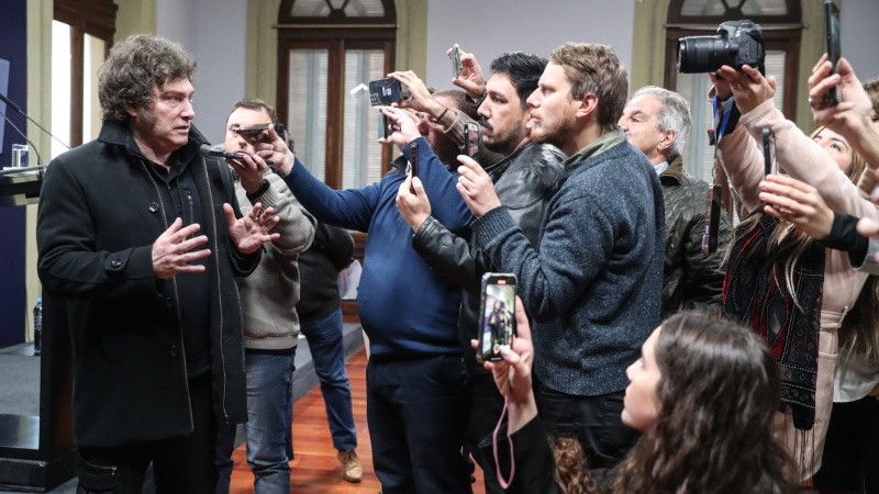 El presidente en una improvisada rueda de prensa.