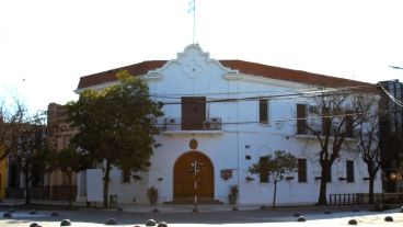 El palacio municipal en el centro sunchalense, donde todo se inició.