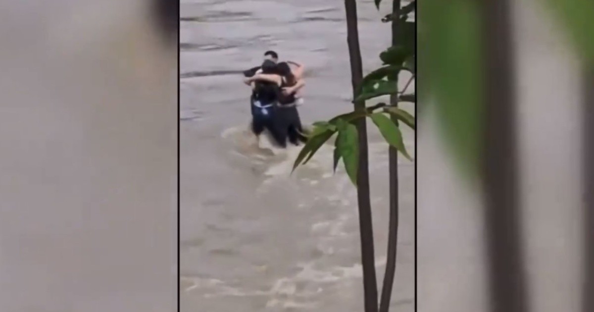 VIDEO: Impactante abrazo de tres amigos antes de ser arrastrados por las inundaciones en Italia