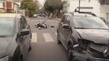 Así quedó la moto destrozada a metros del taxi donde impactó su conductor. Al lado, el Renault con el que colisionó.