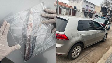 Los cuchillos que se encontraron en el auto en el que se desplazaba el presunto agresor.