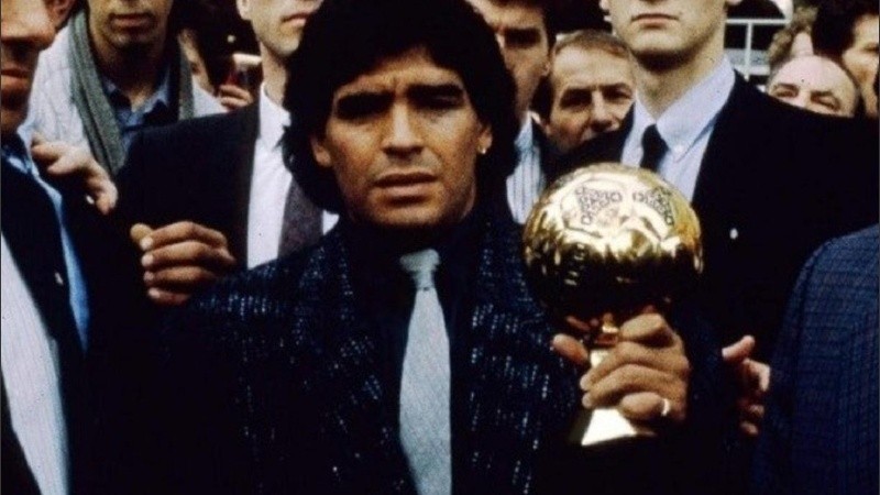 Maradona con el Balón de Oro que ganó tras el Mundial de México 86.