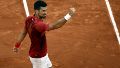 Djokovic reapareció con muletas tras bajarse de Roland Garros: "La operación ha ido bien, intentaré volver lo antes posible"