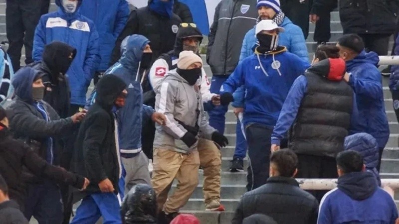 Los incidentes más graves se produjeron en la tribuna popular del estadio Malvinas Argentinas.