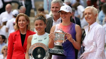 Iga Swiatek, la finalista Jasmine Paolini; Gilles Moretton, presidente de la Federación Francesa de Tenis y por las leyendas Chris Evert y Martina Navratilova.