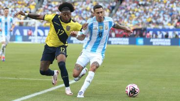 Di María protege la pelota ante la marca de Angelo Preciado.