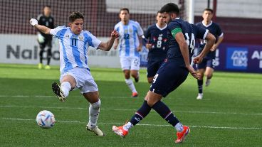 Giuliano Simeone, autor de un doblete en la victoria de Argentina sobre Paraguay.