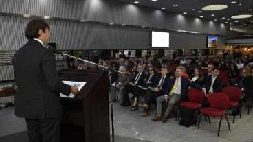 Ejecutivos del Banco Mundial, disertando en el reciento de operaciones de la Bolsa de Rosario.