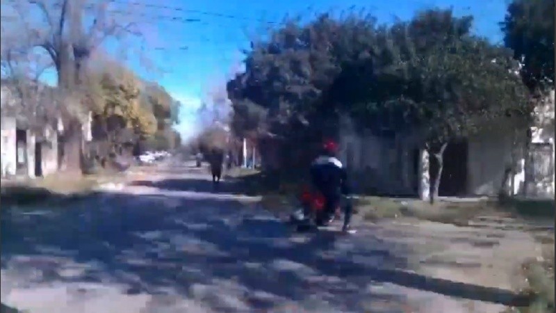 El momento en que el ladrón dobló por Amenábar, donde derrapó la moto en una zanja y continuó la fuga a pie.