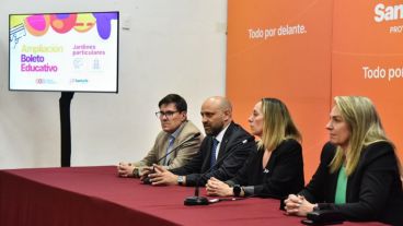 Los funcionarios en la presentación del Boleto Educativo para docentes de jardines particulares.