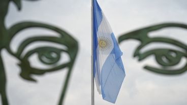 Otra vez, la celeste y blanca flamea en el monumento nacional.