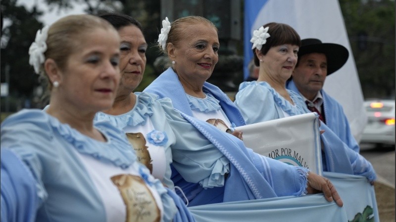 Otra vez, la celeste y blanca flamea en el monumento nacional.