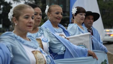 Otra vez, la celeste y blanca flamea en el monumento nacional.