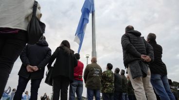 Otra vez, la celeste y blanca flamea en el monumento nacional.