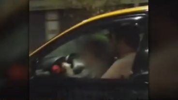 El taxista fue grabado mientras conducía con su hijo a upa.