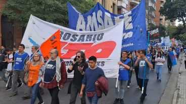 La marcha en Rosario para rechazar la ley Bases.