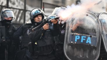 Graves incidentes entre manifestantes y policías afuera del Congreso este miércoles