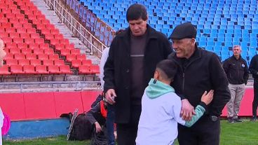Russo recibió el saludo y abrazo de un niño en la previa del partido de Central con Godoy Cruz.