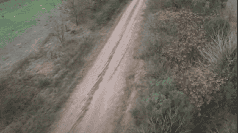 Así se encuentran los caminos rurales de tierra que conectan con las rutas, y los productores aseguran que sus maquinarias no dan abasto.