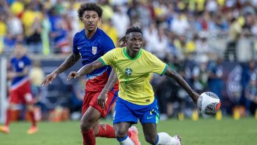 Vinicius Junior controla la pelota ante la marca de Chris Richards.