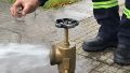 Realizan nueva purga de la red de agua potable y advierten posibles desbordes de bocas de hidrantes
