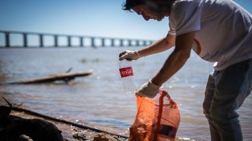 Una jornada de recolección y análisis de residuos de las que suelen realizar desde la red Más río Menos basura