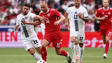 A los 32 años, Eriksen volvió a jugar y convirtió un gol en la Euro tras el paro cardíaco que sufrió en 2021.