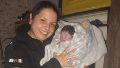 Una mujer embarazada rompió bolsa en su casa de zona oeste y una policía la ayudó a dar a luz