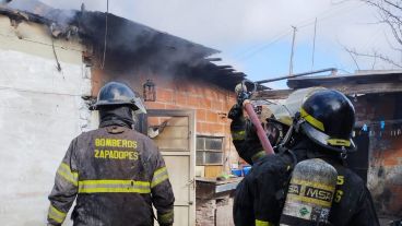 El trabajo de los bomberos en la casa incendiada