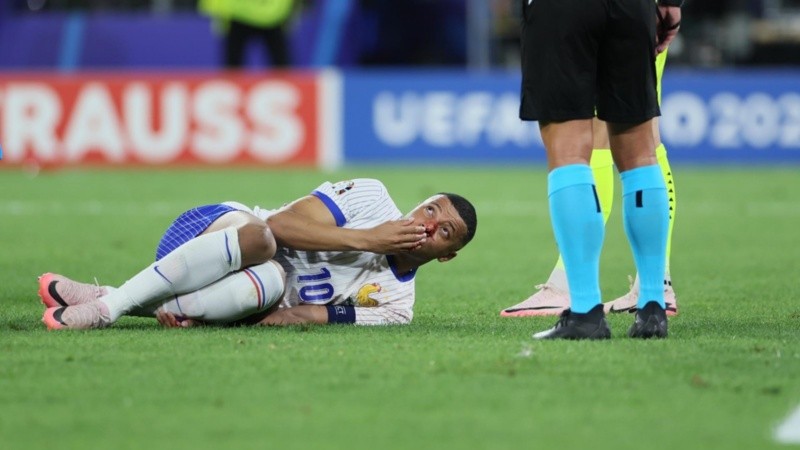 El jugador tendido en el campo de juego.