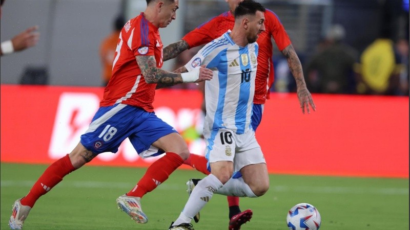 Messi lleva la pelota ante la marca de Echeverría en el Argentina-Chile por la Copa América.