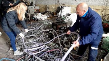 Agentes municipales trabajan sobre parte de los miles de kilos de cable encontrados en el galpón.