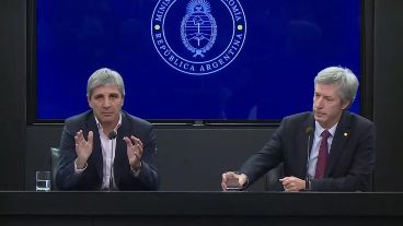 El titular de la cartera de Economía nacional, Luis Caputo, y presidente del Banco Central de la República Argentina, Santiago Bausili.