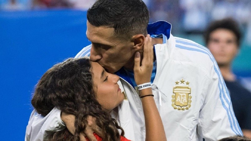 Di María entró a la cancha junto a una de sus hijas en el partido de Argentina contra Perú.