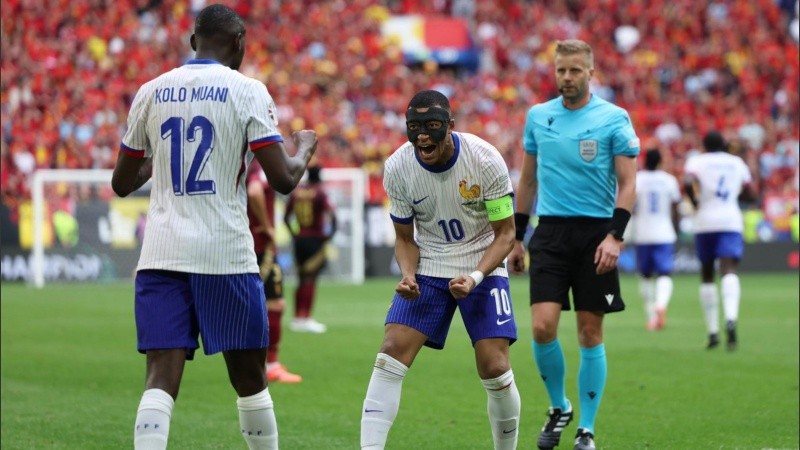 Muani y Mbappé celebran el triunfo de Francia ante Bélgica.